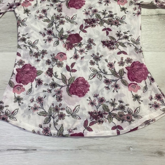 Sheer Mesh Floral Short Sleeve Fitted Top, Estimated Size Medium - Picture 4 of 8